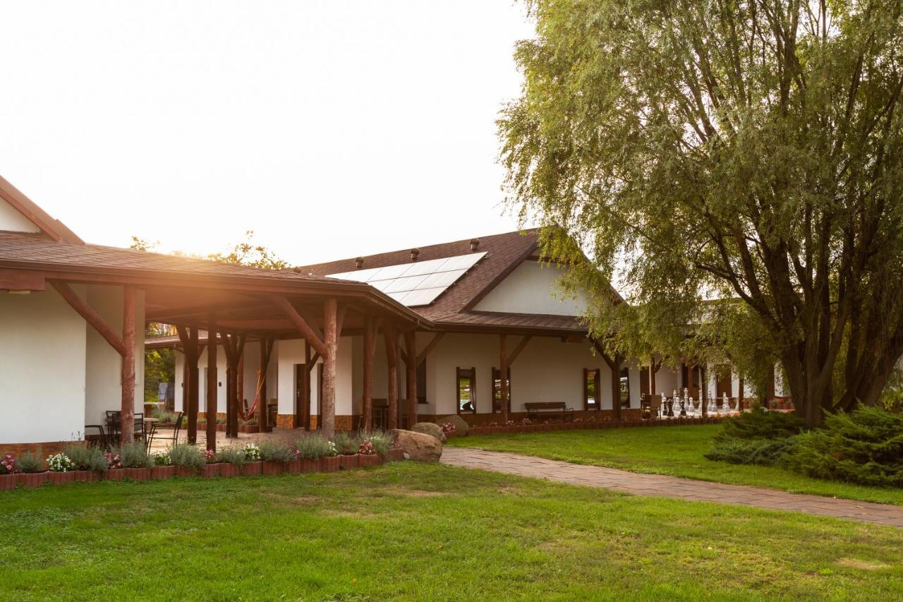 Hotel Nenufar Kościan エクステリア 写真